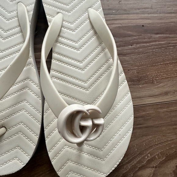 Gucci Chevron Cream Sandals - Picture 4 of 6